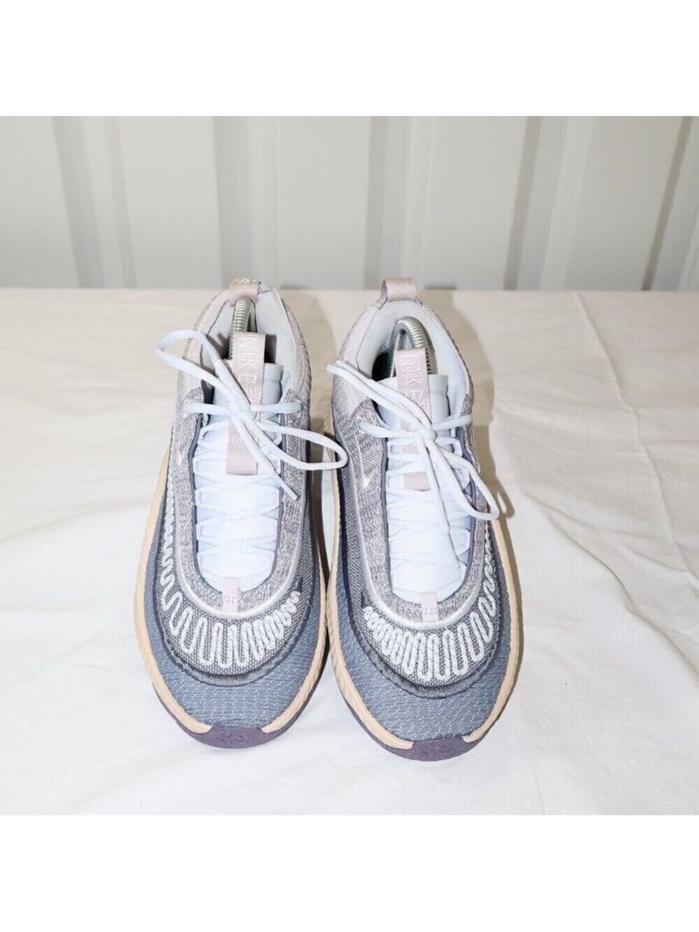 Nike Womens Cosmic Unity 3 Be True To Her School Basketball Shoes Size 8 FV3526 - Picture 3 of 9